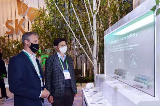 존 제이콥(왼쪽) 솔리드파워 최고마케팅책임자(CMO)와 이성준 SK이노베이션 환경과학기술원장이 5일(현지시간) 미국 라스베이거스에서 열린 CES 2022 현장에서 SK 전시장을 함께 관람했다. <SK이노베이션 제공>